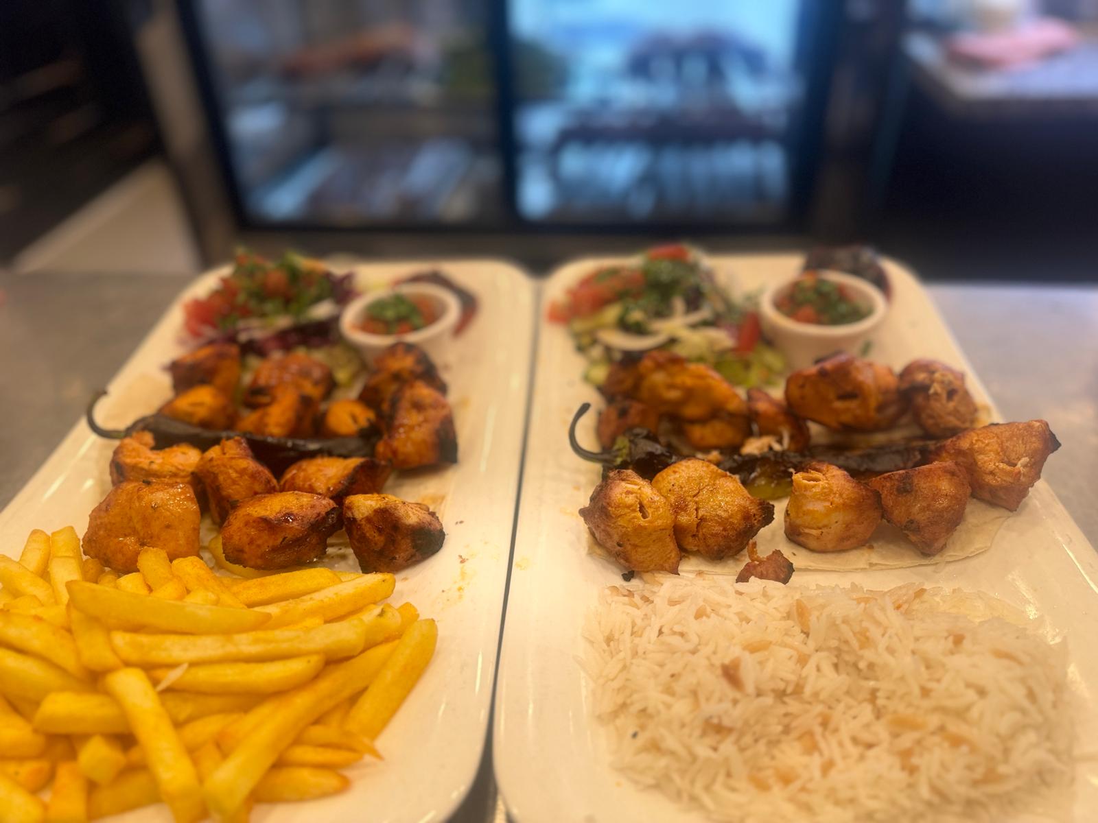 Zwei Grillteller mit Beilagen